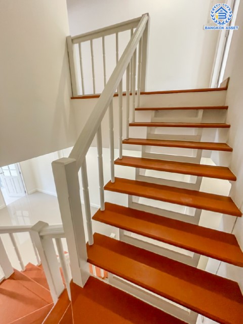 ทาวน์เฮ้าส์มือสองตกแต่งใหม่ ม.บุศรินทร์ บางบัวทอง บนเนื้อที่ 18 ตร.ว. ฟังก์ชัน 2 ห้องนอน 2 ห้องน้ำ 1 ที่จอดรถ ราคาถูกจนต้องรีบจอง! ทำเลดี เชื่อมต่อหลายเส้นทาง ถ.กาญจนาภิเษก, ถ.รัตนาธิเบศร์, ถ.บางกรวย-ไทรน้อย และใกล้เซ็นทรัลเวสต์เกต และรถไฟฟ้าสายสีม่วง "สถานีบางพลู" เพียง 5 นาที